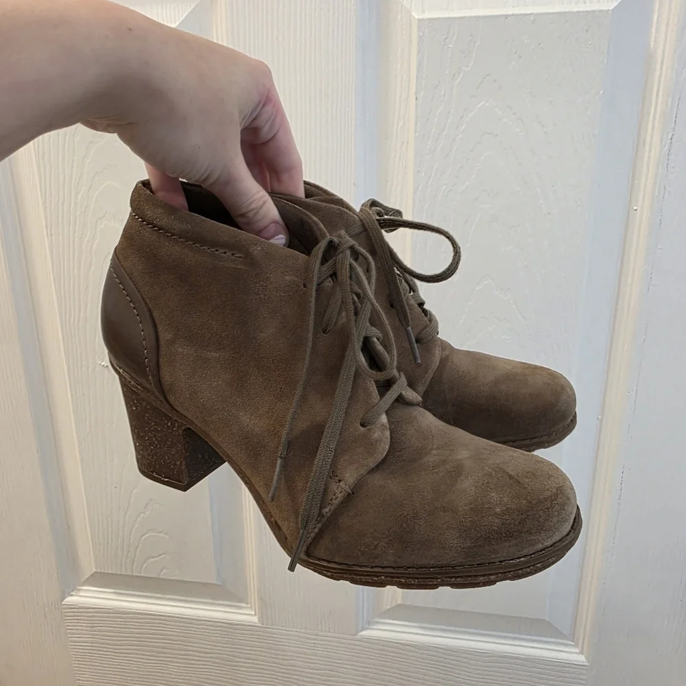Clarks Taupe Suede Lace Up‎ Preppy Sophisticated Sashlin Sue Booties Shoes Sz 9M